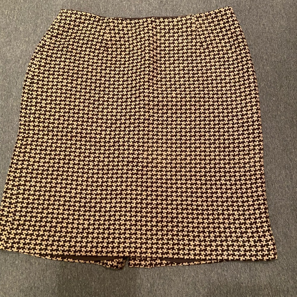 Beautiful skirt that fits great. Good material and good lining